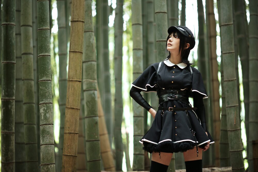 竹林の中に立つ黒い衣装の人物
